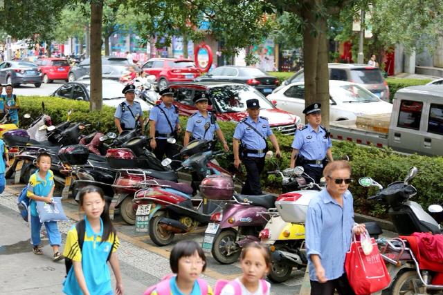 韶山街头武装巡逻常态化 公安局长带队上街守护红色圣地平安