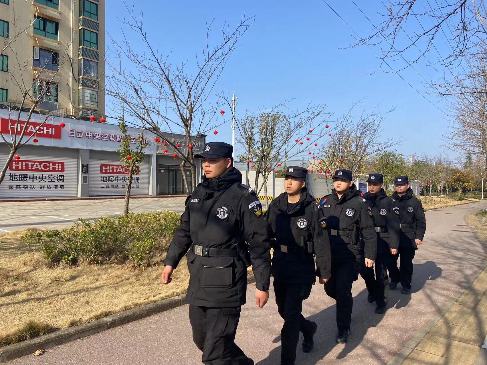 组图 红蓝闪烁，威武警姿！咸安特巡警这样守护新年巡逻
